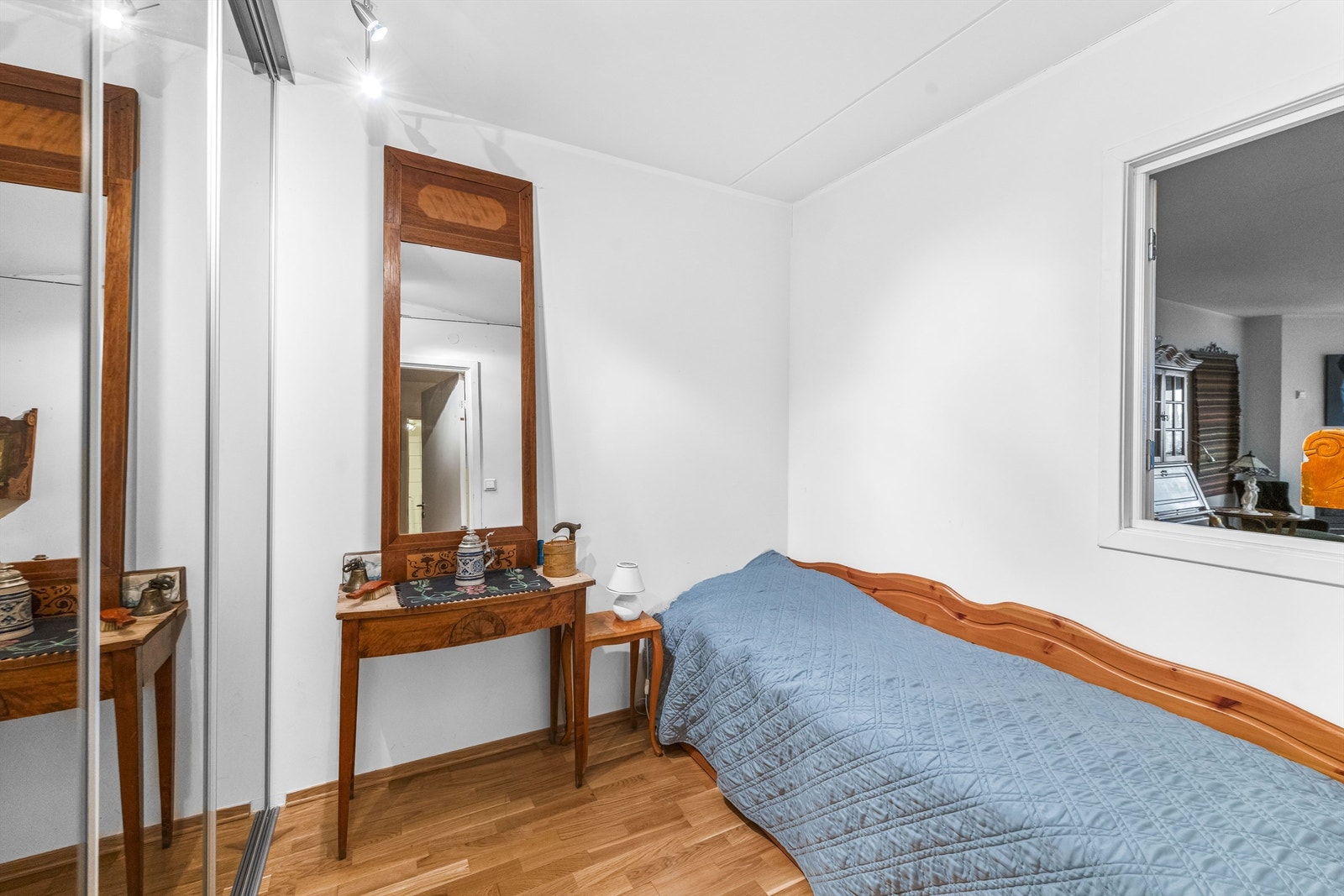 Bod/kontor, i dag innredet som soverom med montert vindu ut i stue. Galleribilde