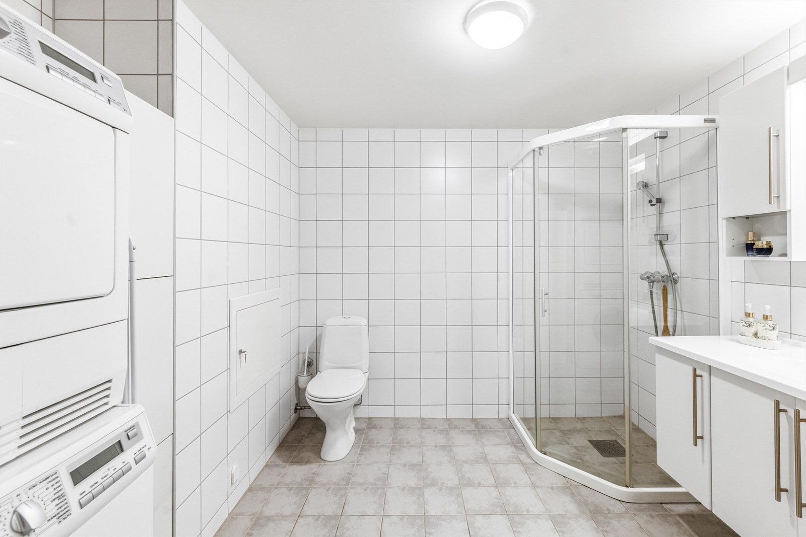 Badet har opplegg for vaskemaskin og tørketrommel Galleribilde
