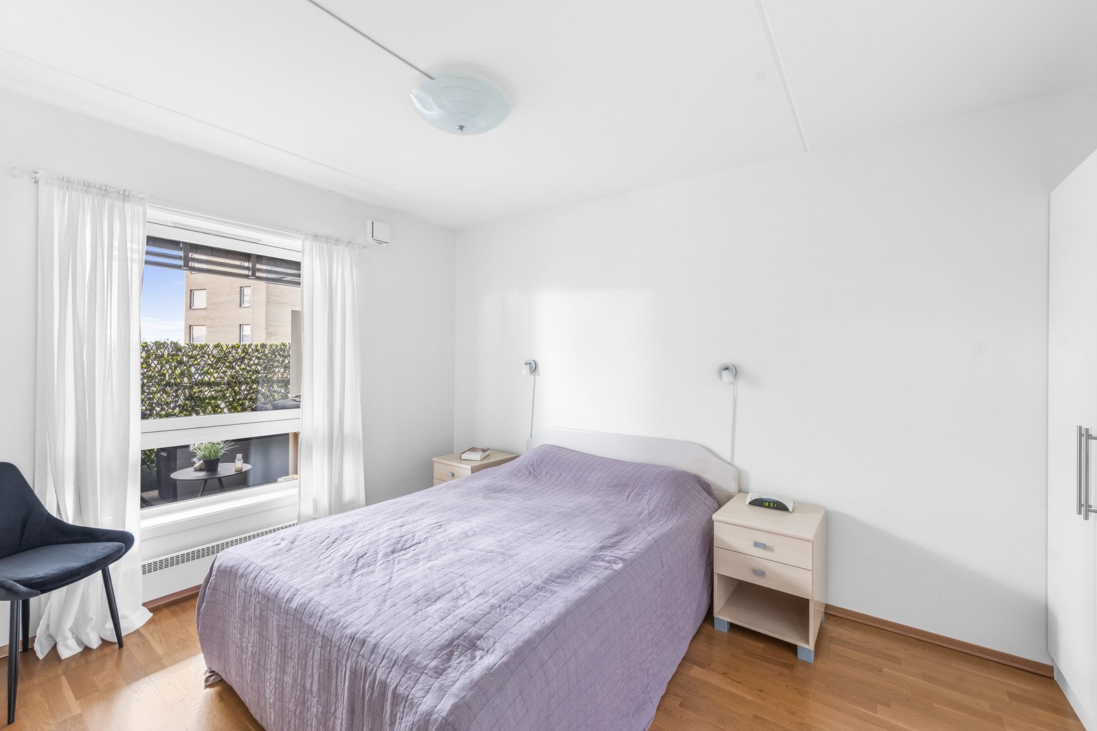 Meget romslig soverom meg gode oppbevaringsmuligheter Galleribilde