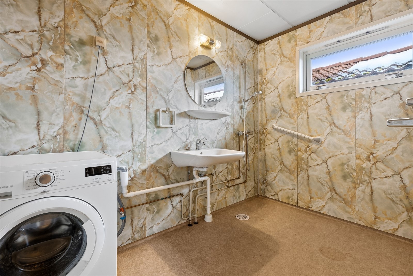 Badet er stort men har behov for modernisering. Men da har du anledning til å få det slik du ønsker. Galleribilde