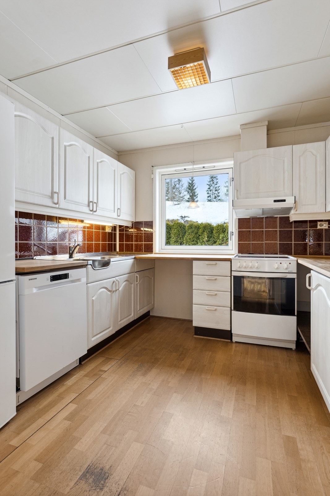 Hvitevarer på kjøkkenet medfølger i handelen. Galleribilde