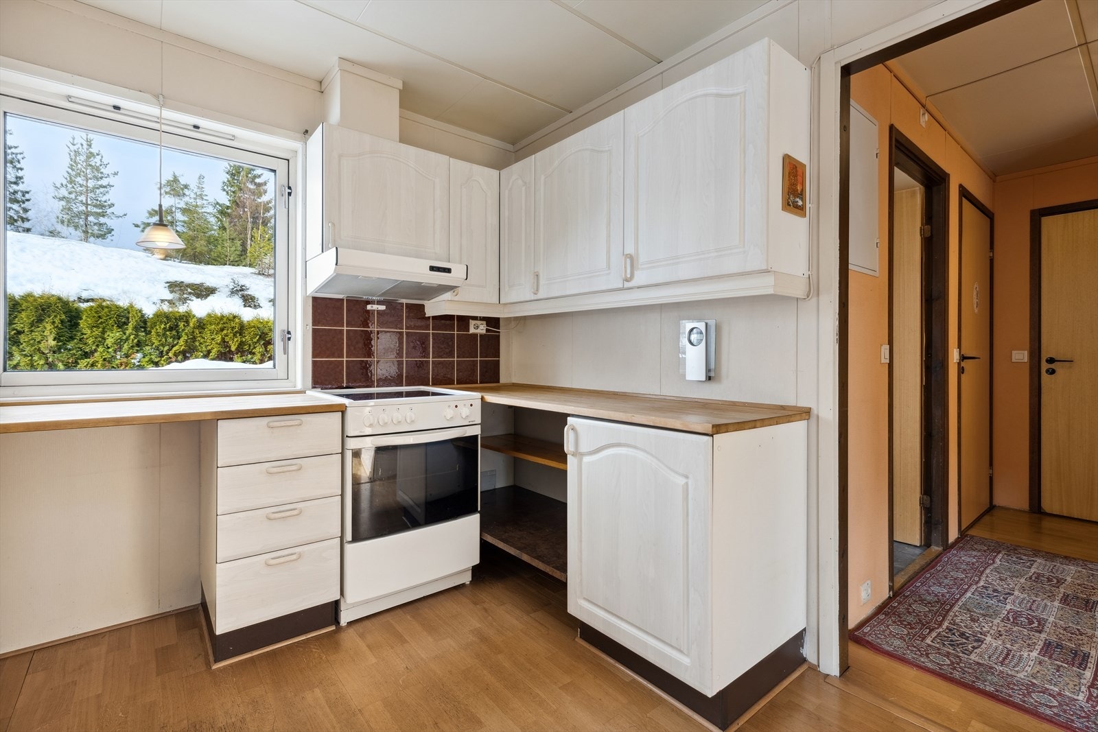 Kjøkkenet er lyst og ligger i eget rom med inngang fra både gangen og stuen. Galleribilde