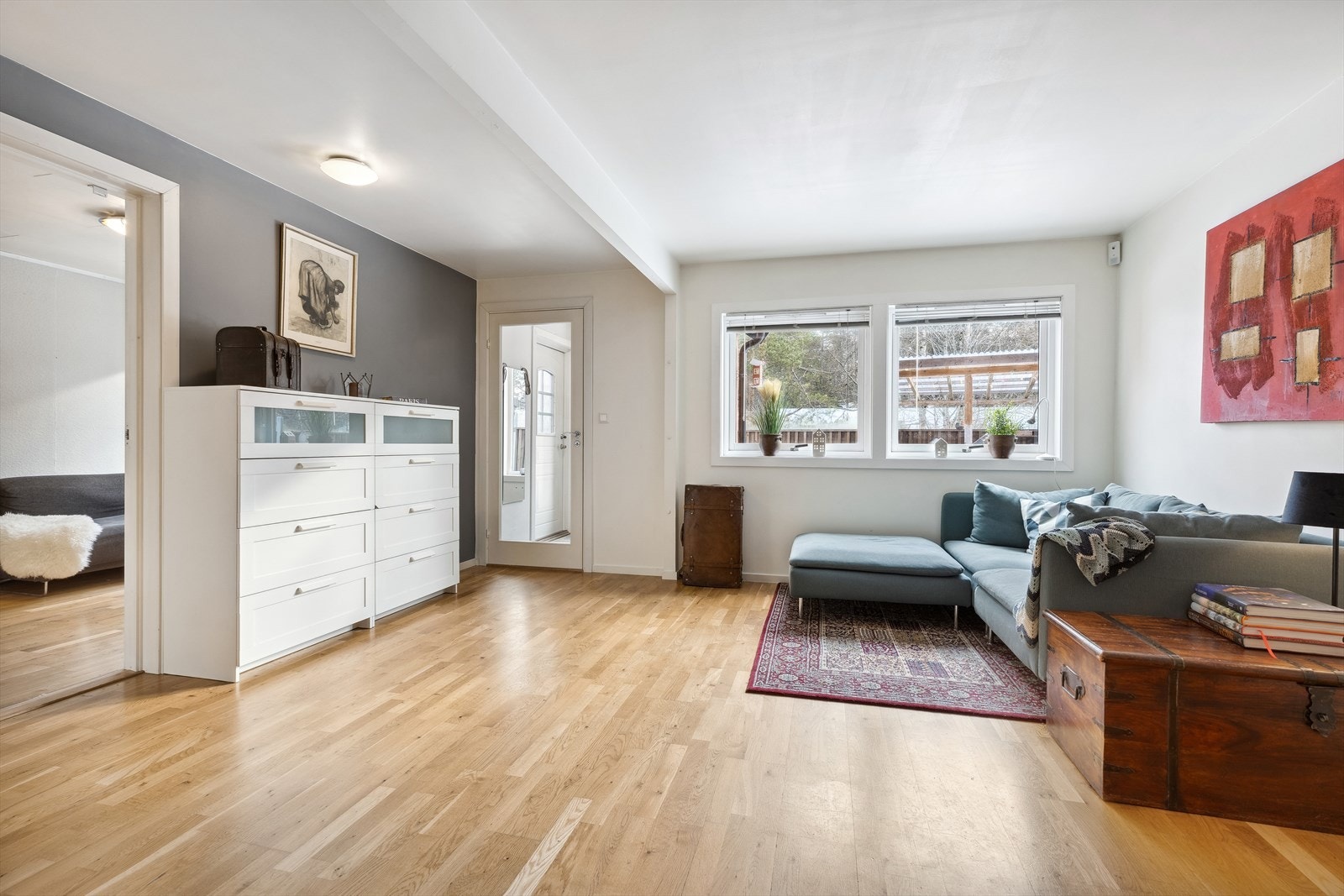 Lyst og deilig rom med utsikt mot skogen og hagen. Rommet er malt i en pen fargetone. . Galleribilde