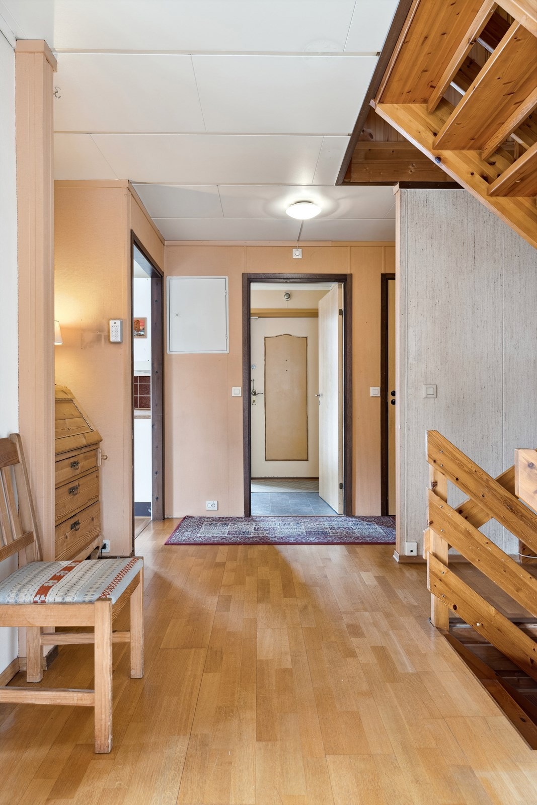 Trappen tar deg både opp og ned. Det er satt opp en lettvegg med en låsbar dør inn til underetasjen nederst i trappen. I dette rommet er det montert et eget sikringsskap til underetasjen. Galleribilde