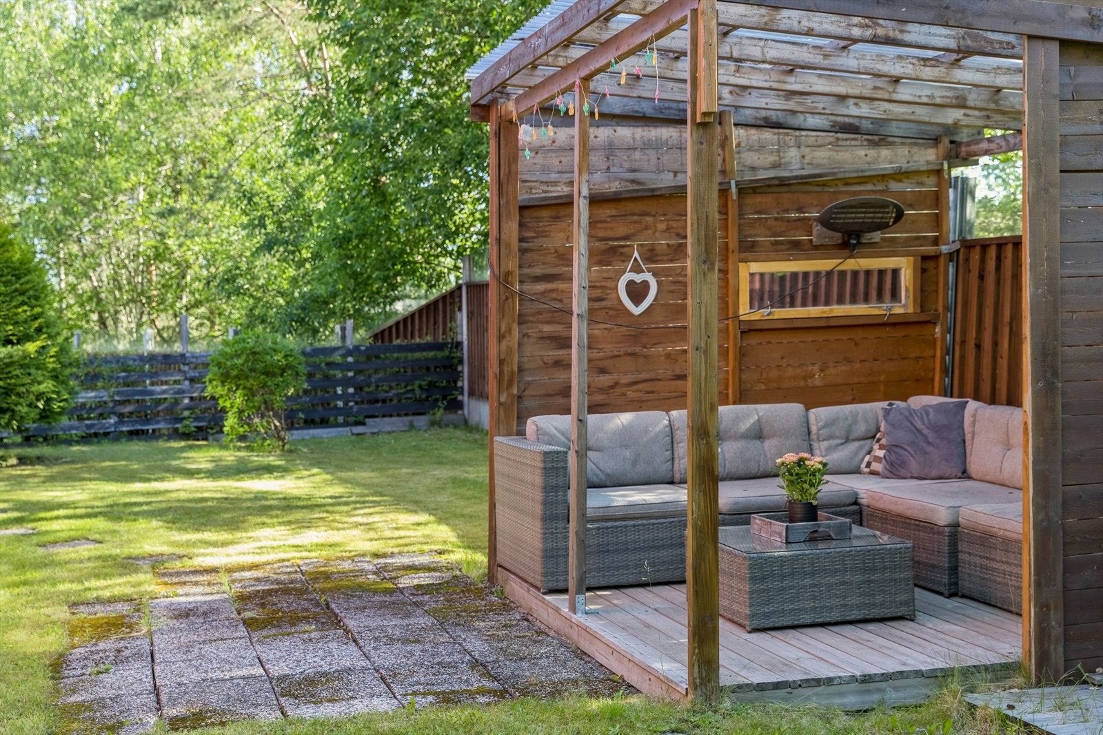 Hyggelig utestue som ligger skjermet til. Hagen er frodig og velstelt. Galleribilde