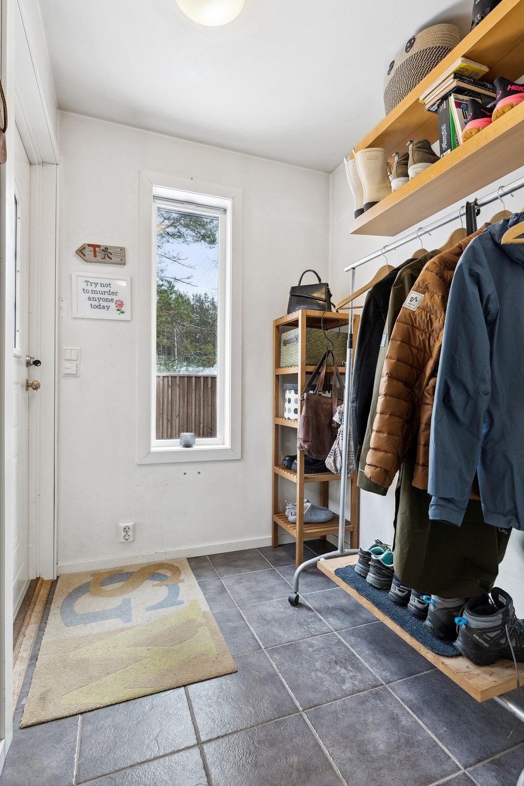 Velkommen inn! Det går trapp mellom husveggen og garasjen ned til denne etasjen og inngangsparti. Dette rommet er påbygd uten søknad til kommunen. Galleribilde