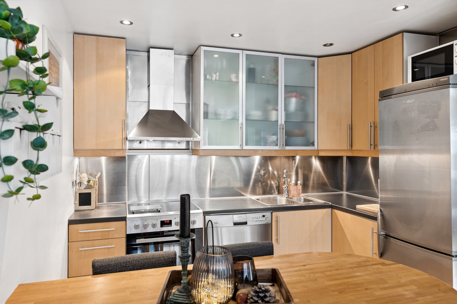 Boligen har to kjøkken. Dette kjøkkenet ligger i u. etg. og er fra IKEA. Galleribilde