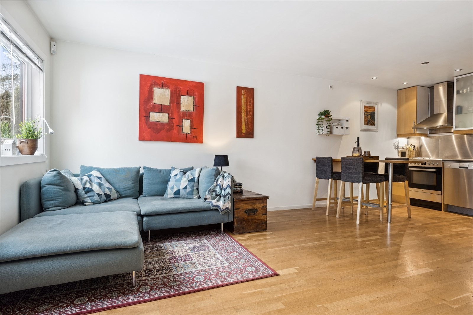 Åpen stue/kjøkkenløsning. Det er downlights ved kjøkkenet. Galleribilde