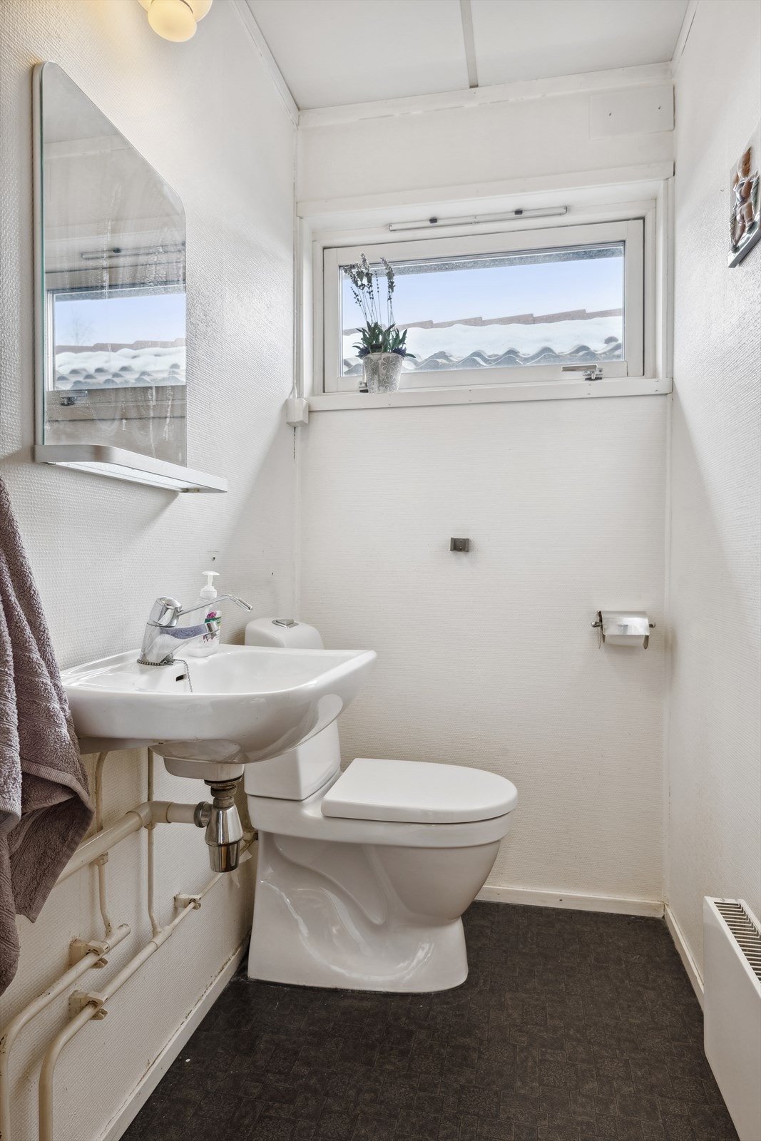 Toalett og bad ligger vegg i vegg. Galleribilde