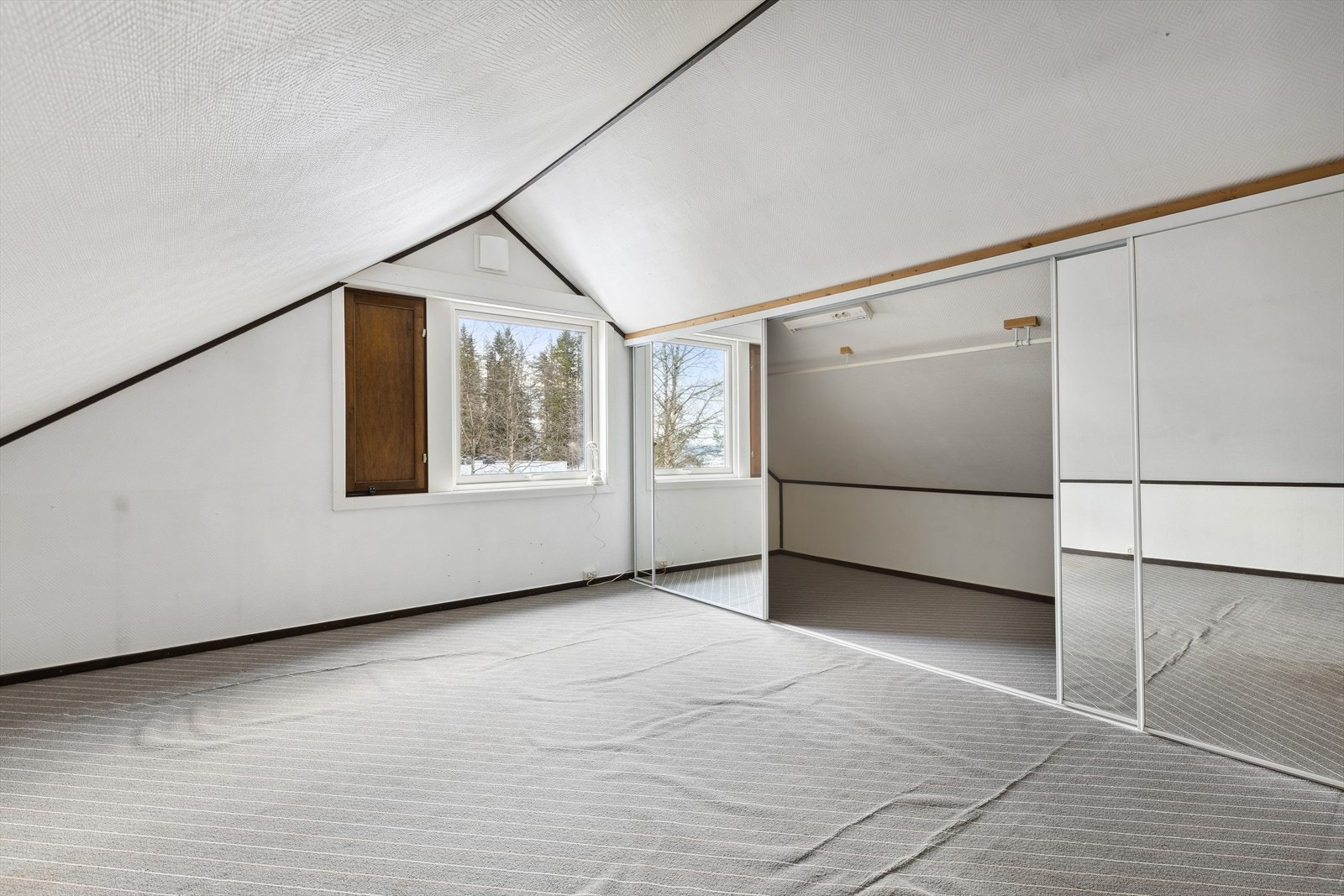 Inngang til stor skyvedørsgarderobe. Garderobeskap er noe du aldri får nok av. Galleribilde