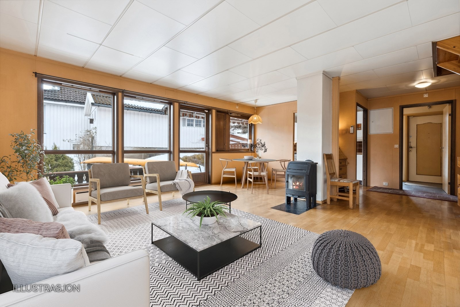 Stor og luftig stue med god plass til å innrede slik du ønsker. Møblene er kun satt inn som en illustrasjon på bildet. Galleribilde