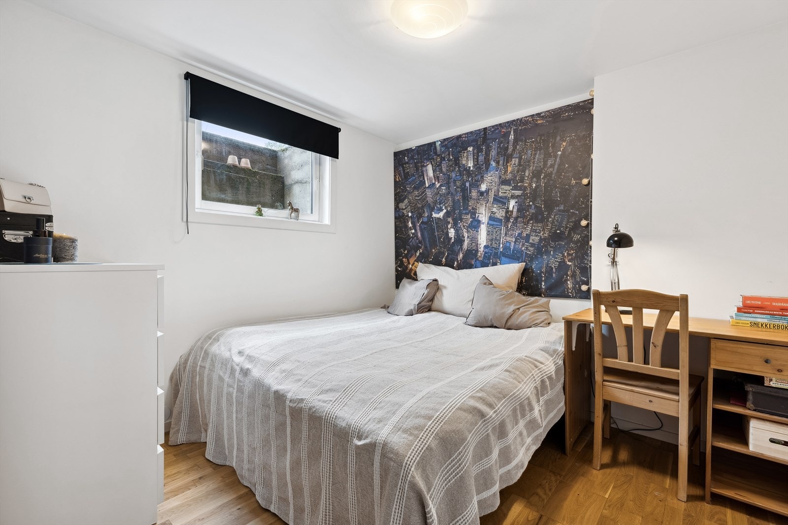 Dette rommet er innredet og brukt som soverom, men rommet er ikke godkjent til varig opphold. Galleribilde