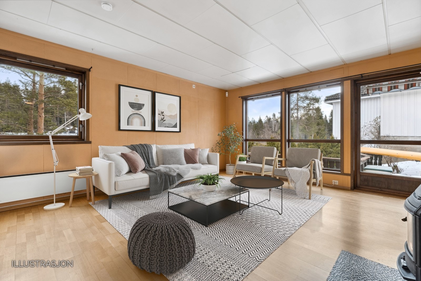 Fin beliggenhet med utsikt mot skogen. Man har også utsikt mot Romeriksåsen fra enkelte rom/vinkler. Vedovn gir en god varme på kalde dager. Møblene er kun satt inn som en illustrasjon på bildet. Galleribilde