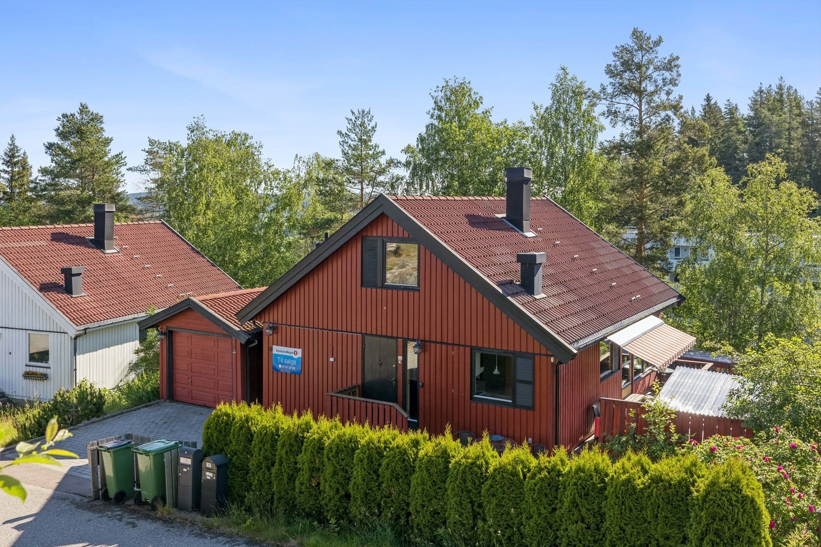 Boligen har enkel garasje og gårdsplass med plass til flere biler. Galleribilde