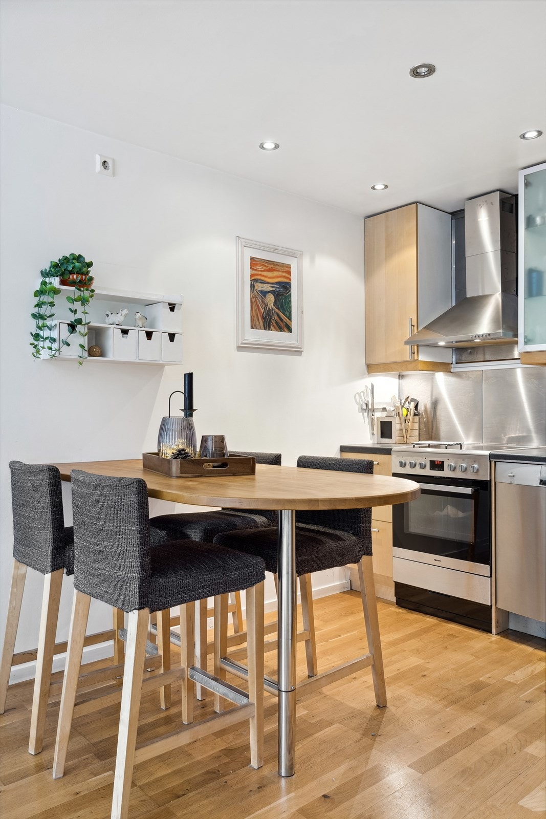 Plassbygd bord/øy som gir en arealeffektiv løsning. Galleribilde