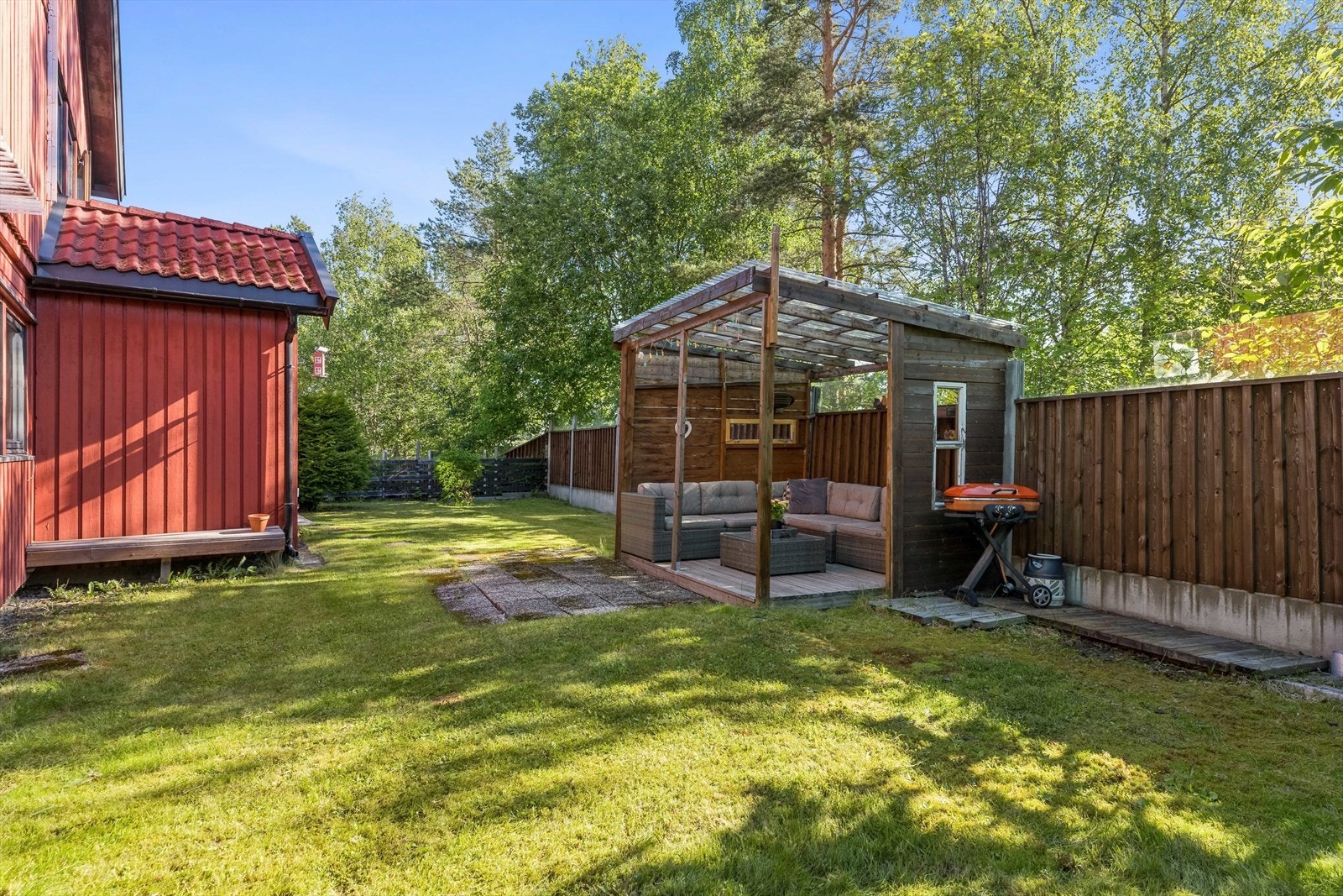 Her lever man skjermet uten mye innsyn. Utestue med tak hvor man kan nyte sommerkveldene. Galleribilde