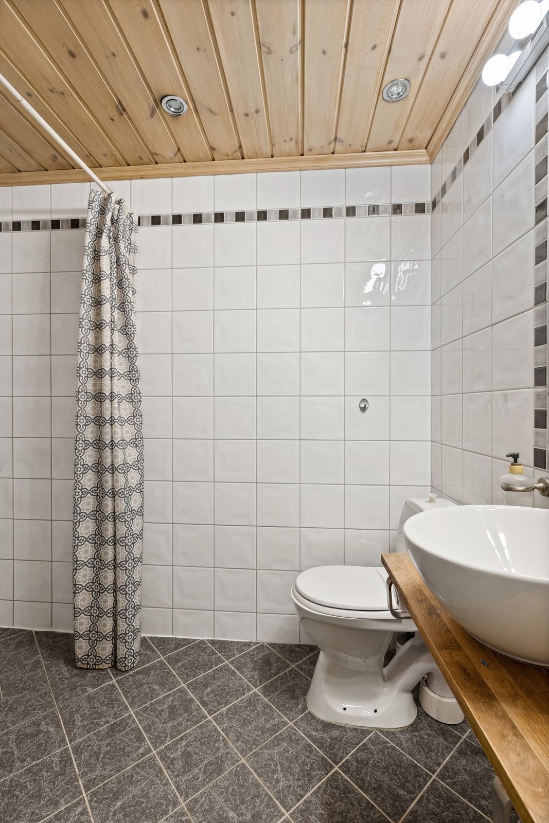 Downlights i tak og varme i gulv er en selvfølge. Galleribilde