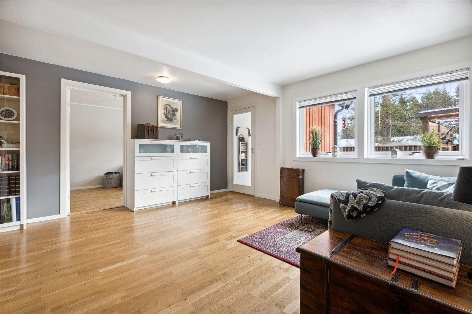 Denne etasjen er innredet med kjøkken, stue, soverom, innredet rom brukt som soverom, bad og gang. Det er usikkert om dette rommet og soverommet er godkjent til varig opphold. Galleribilde