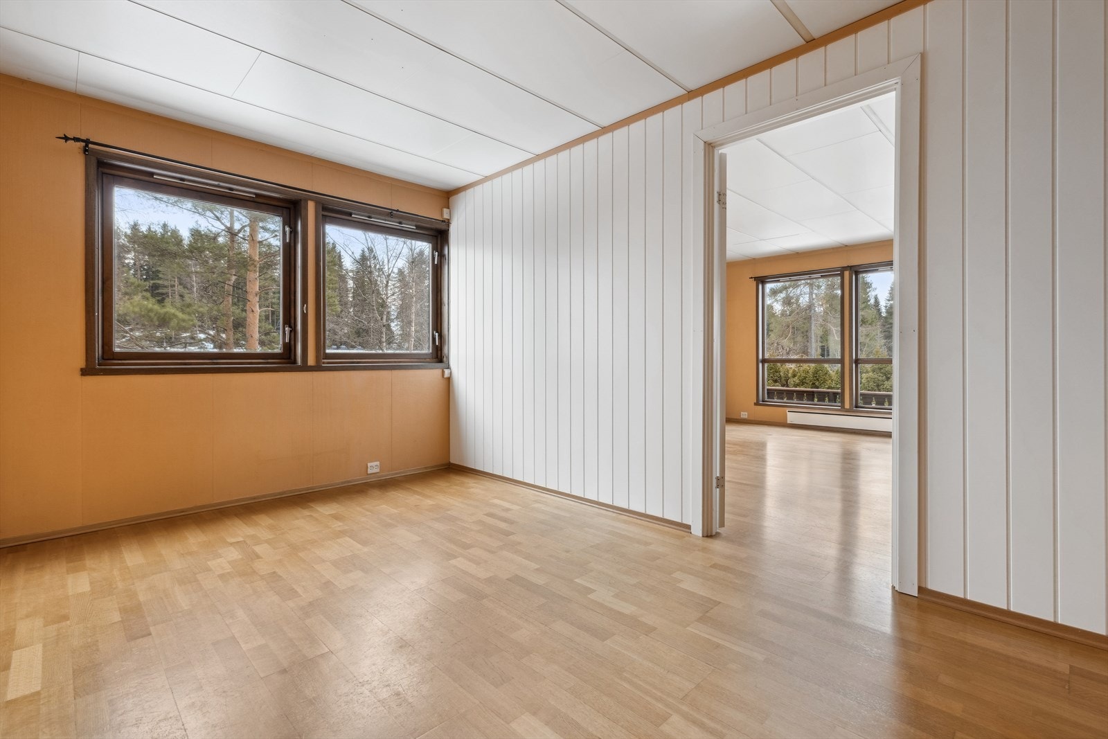 Dette er et godkjent soverom, men selger har i en periode valgt å ha dette som en del av stuen, derfor har de satt opp lettveggen i nyere tid. Galleribilde