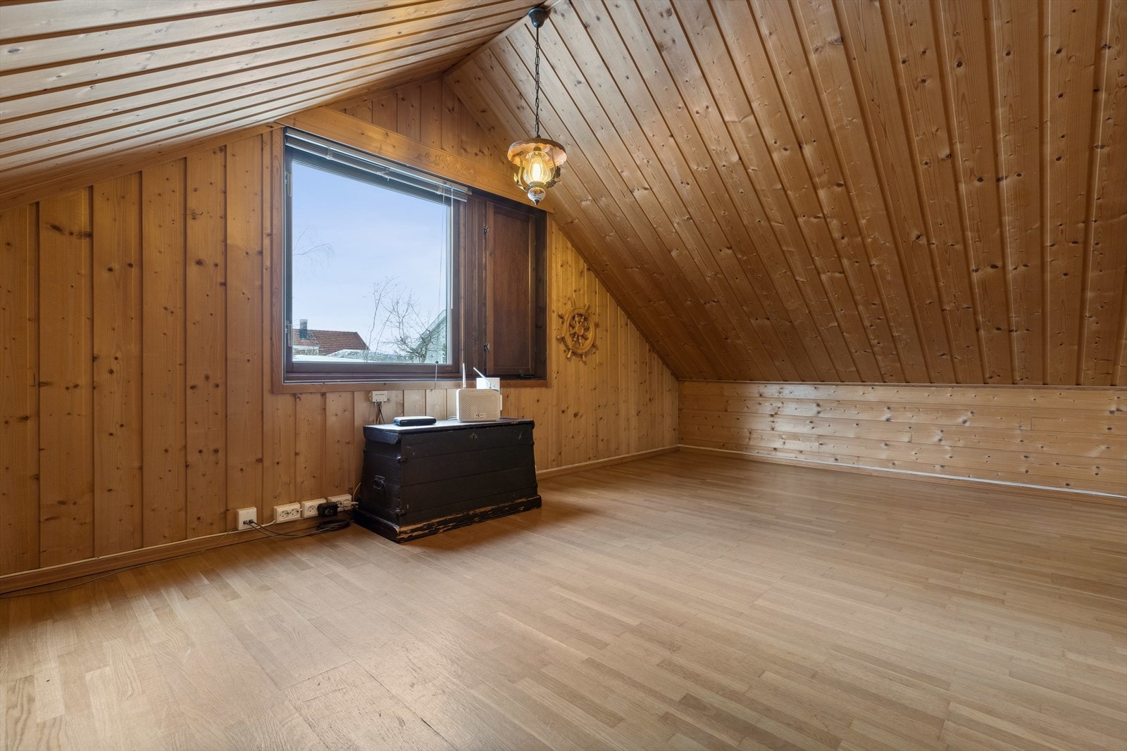 Meget god boltreplass som både store og små vil sette stor pris på. Med et malingsstrøk vil rommet bli mer moderne med en gang. Galleribilde