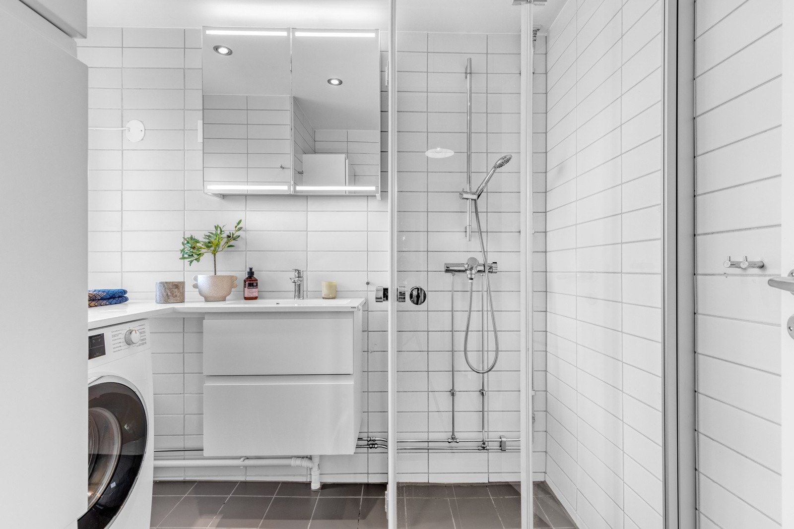 Badet i denne leiligheten er flislagt og oppusset i regi av borettslaget i 2009, med en ny runde oppgradering av gulv og varmekabler i 2020. Galleribilde