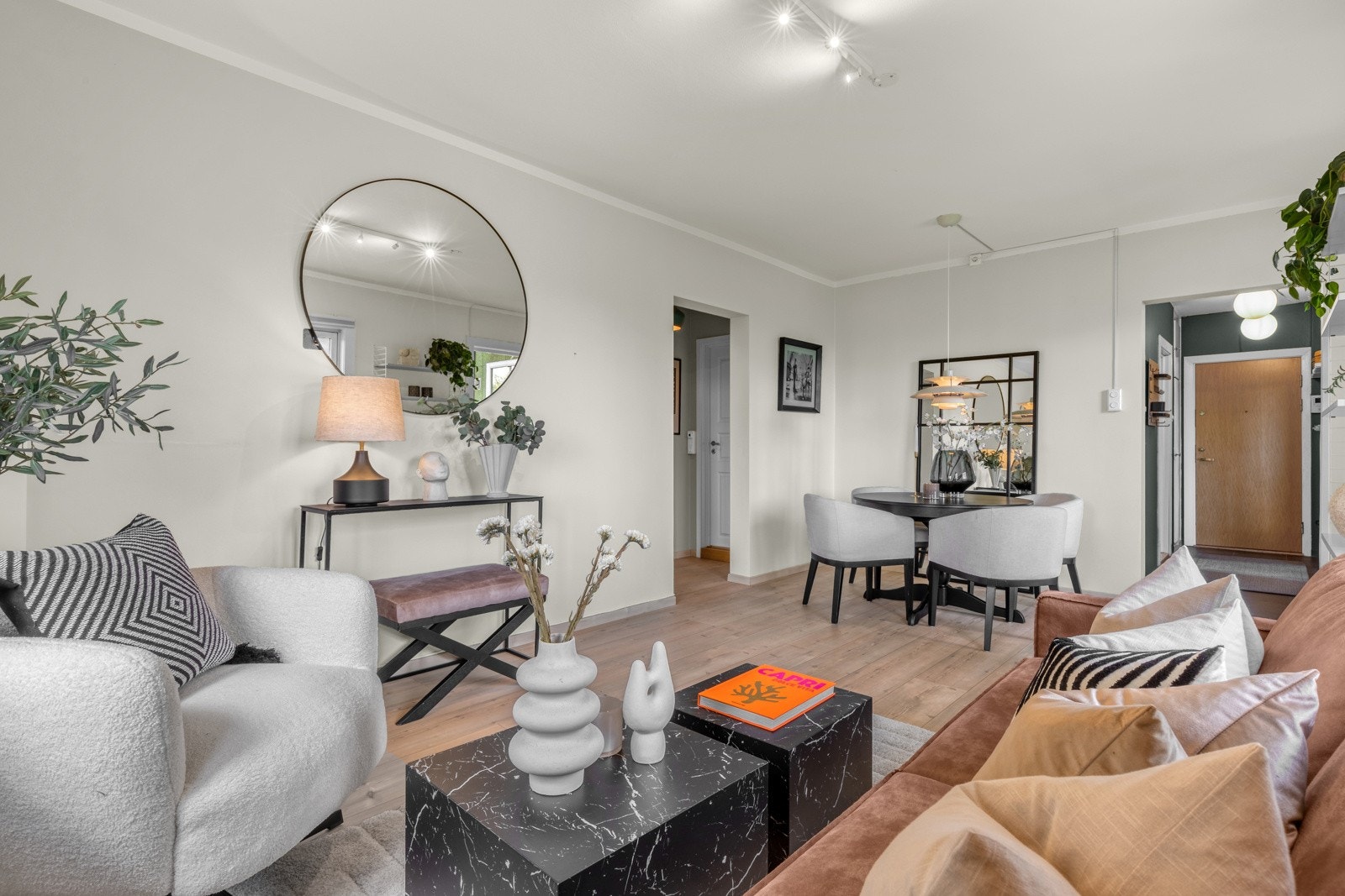 Stuen er et samlingspunkt med god plass for både avslapning og sosiale sammenkomster. Galleribilde