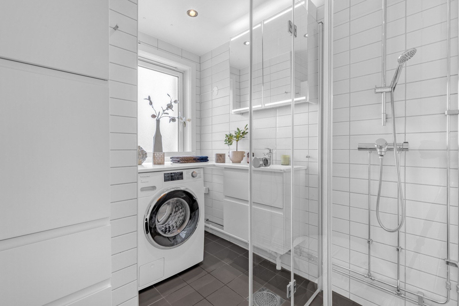 Opplegg for vaskemaskin på badet. Galleribilde