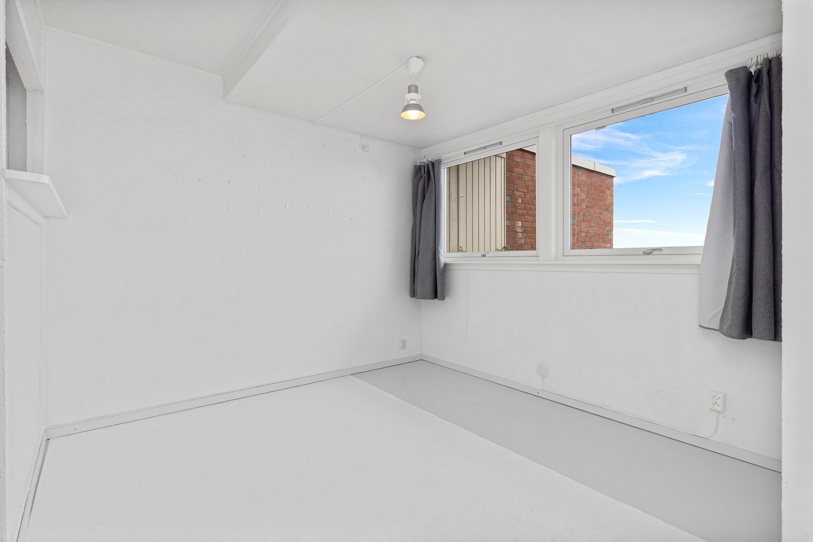I spisestuen er det plass til langbord hvor du kan invitere venner og familien til bords Galleribilde