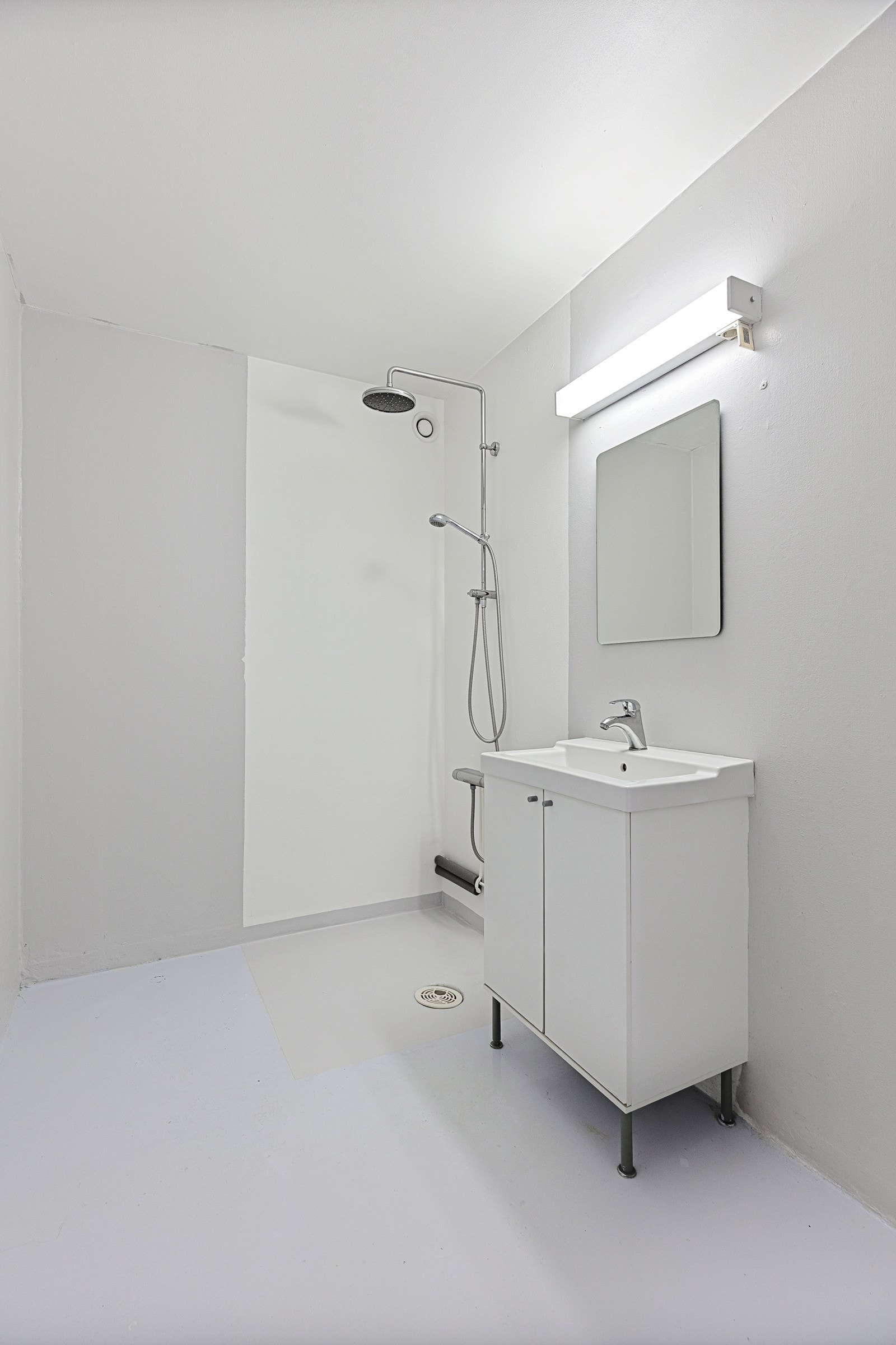 Nytt tak- og hånddusj i 2020, nytt blandebatteri med termostat i 2021. Her kan man sette dusjdører eller kabinett eller lage vegg med glassbyggerstein. Store muligheter for å skape ditt drømmebad Galleribilde