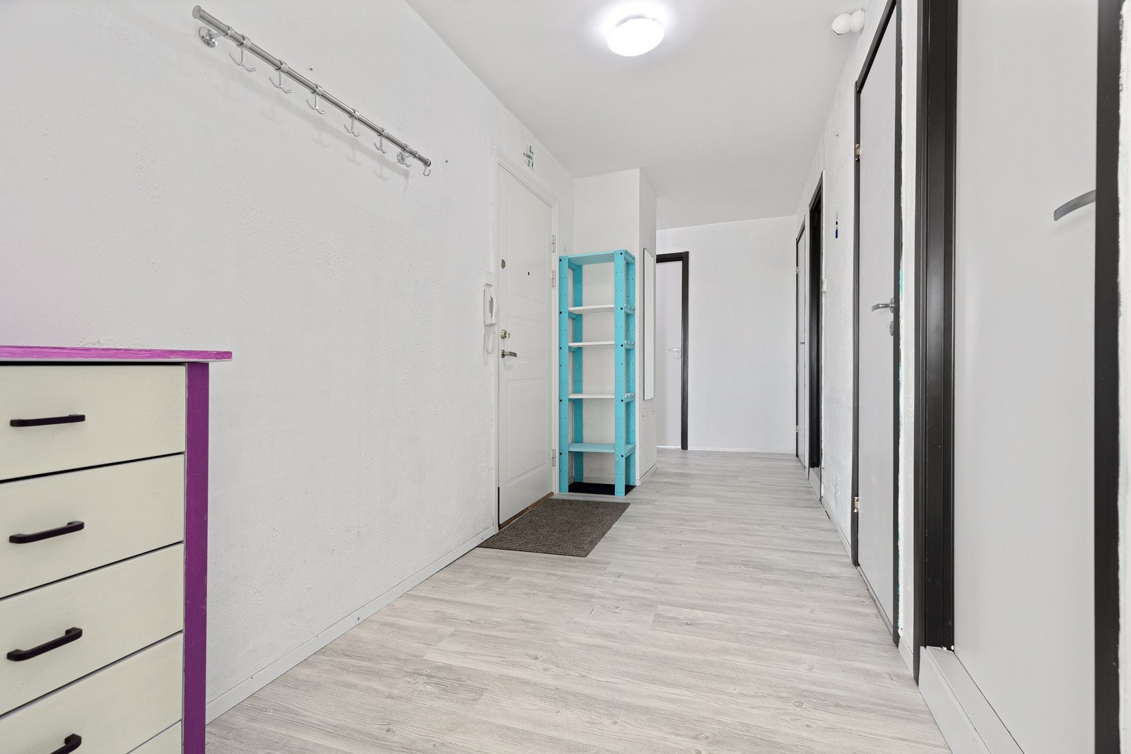 Innbydende entré med gode oppbevaringsmuligheter for yttertøy og sko Galleribilde