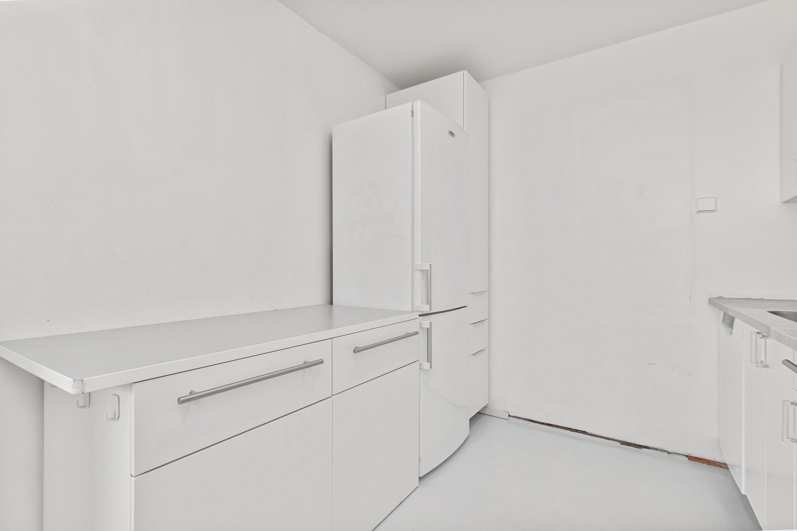 Kjøkkenet har oppvaskkum og opplegg til oppvaskmaskin, samt ventilator med kullfilter. Oppvaskkum og blandebatteri er fra 2021 Galleribilde