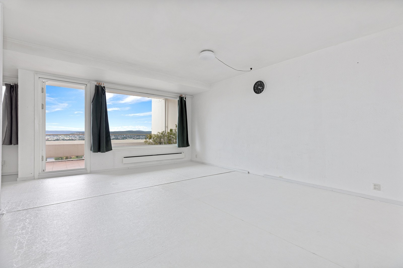 Fra stuen er utgangen til den solrike terrassen Galleribilde