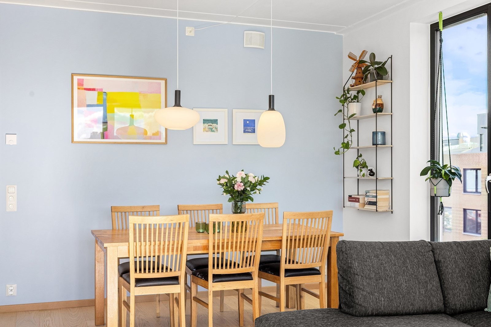I stuen er det god plass til en hyggelig spisegruppe, noe som gjør det enkelt å samle familie og venner til måltider og sosiale sammenkomster. Galleribilde