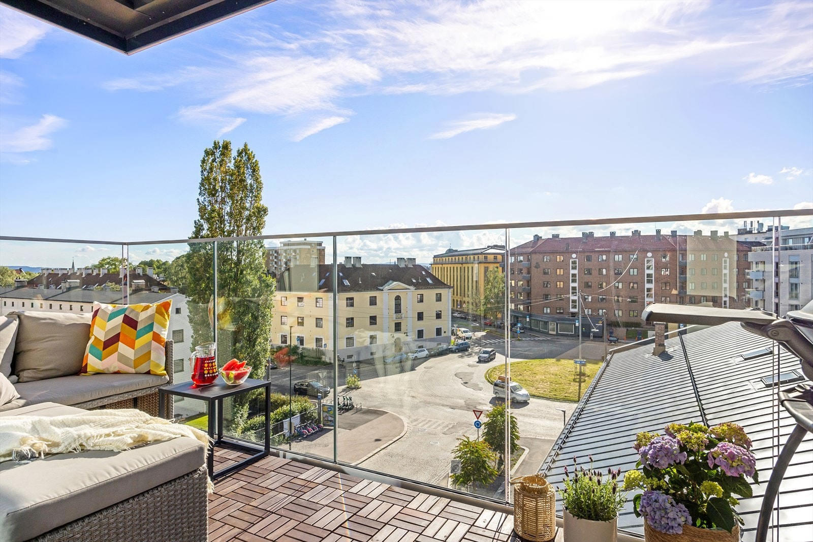 Velkommen til Moldegata 6! Dette er en stilren og lys 3-roms hjørneleilighet fra 2021, beliggende høyt og fritt i byggets 5. etasje, med heisadkomst og garasjeplass. Galleribilde