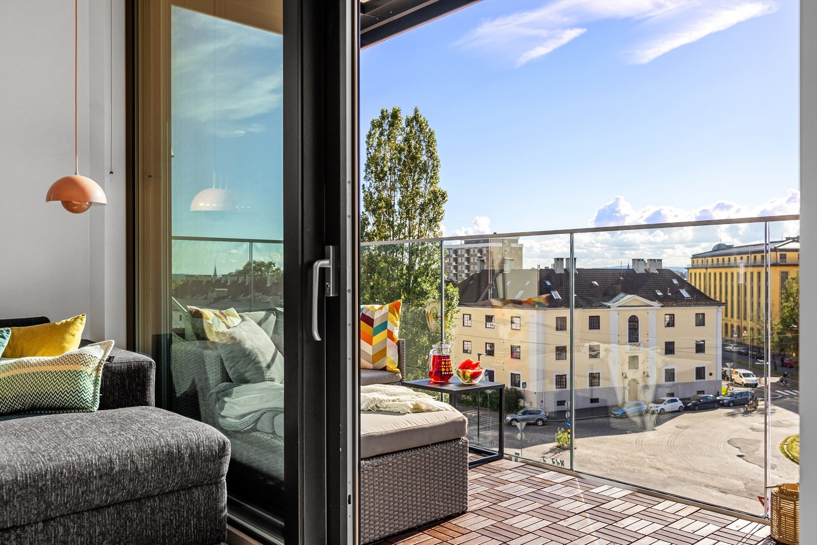 Fra stuen er det utgang til en herlig vestvendt balkong på ca. 7 m² med svært gode solforhold. Galleribilde