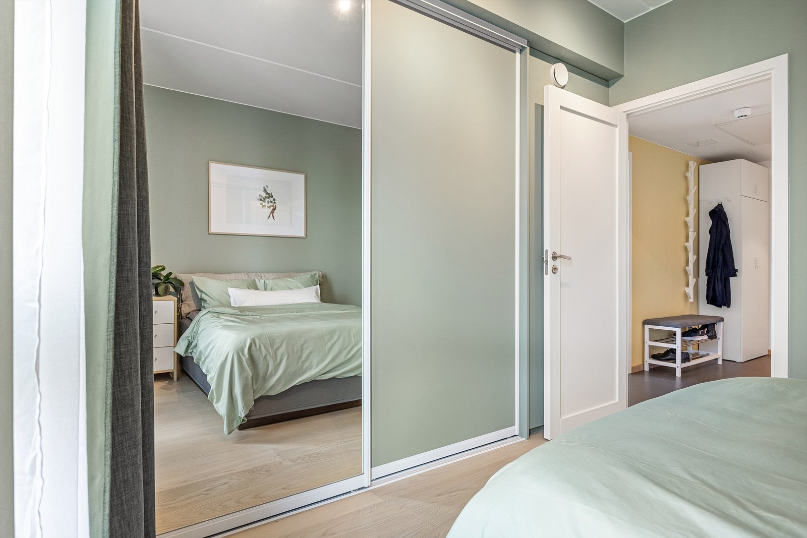 Det er gode oppbevaringsmuligheter i romslig skyvedørsgarderobe. Galleribilde