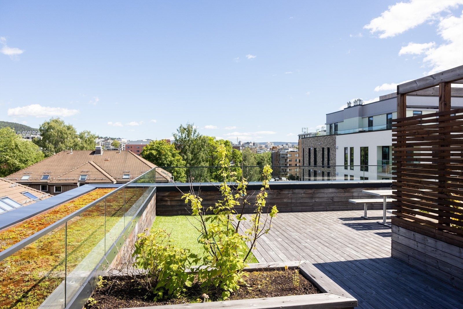 Beboerne i sameiet har tilgang til en herlig felles takterrasse med fantastisk utsikt og sol hele dagen. Galleribilde