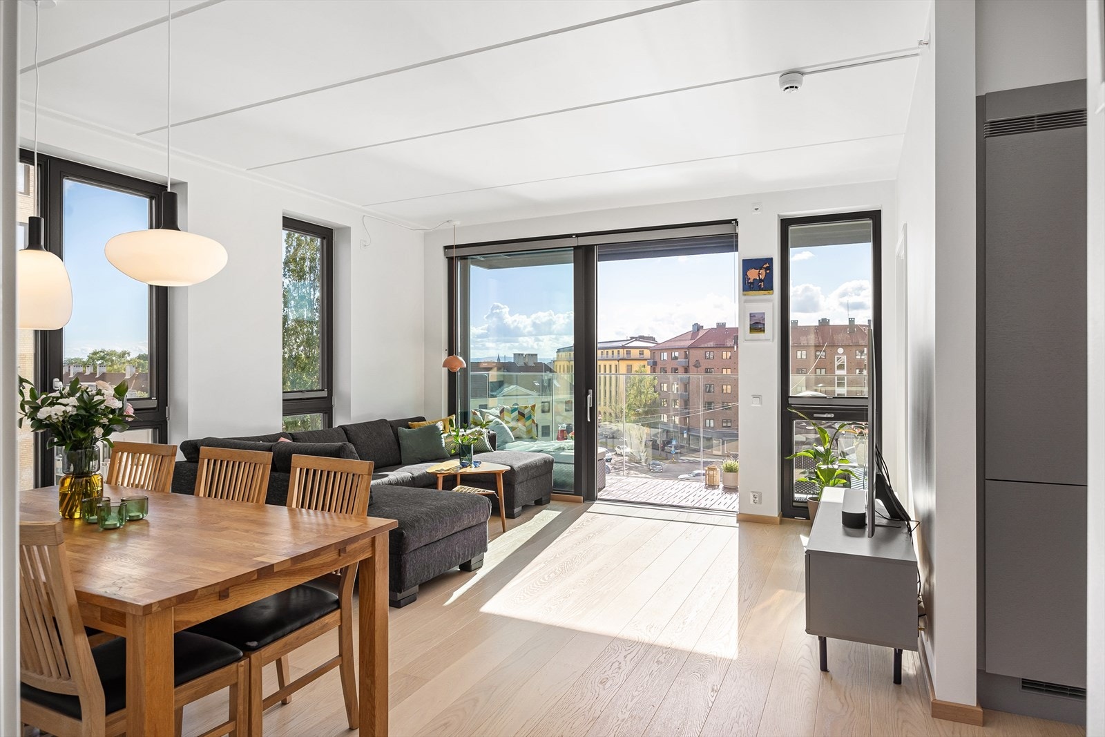 De strategisk plasserte vinduene gir ikke bare en fantastisk utsikt over omgivelsene, men skaper også en følelse av romslighet og åpenhet. Galleribilde
