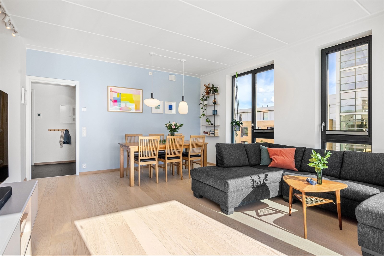 Gulvet er belagt med flott parkett, og overflatene er malt i lyse og behagelige fargetoner. Galleribilde