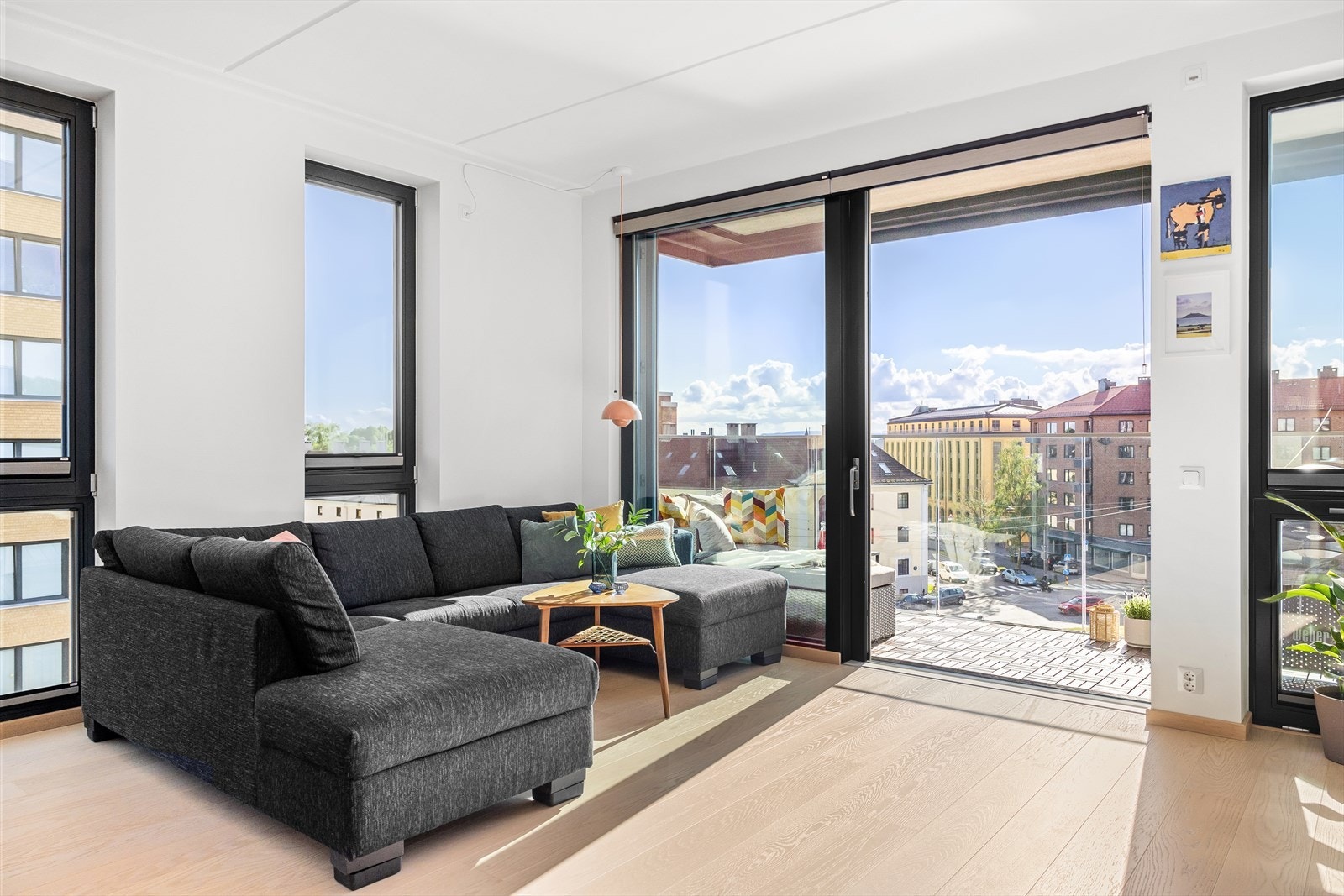 Denne vakre hjørneleiligheten tilbyr en lys og luftig atmosfære takket være sine store vindusflater som fyller rommene med naturlig lys. Galleribilde