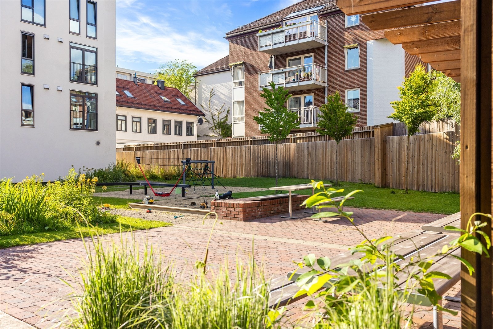Fellesområdene i komplekset er utformet for å fremme en følelse av fellesskap og trivsel blant beboerne. Her finner du velstelte grøntområder, sittegrupper, og lekeplasser for de yngste. Galleribilde