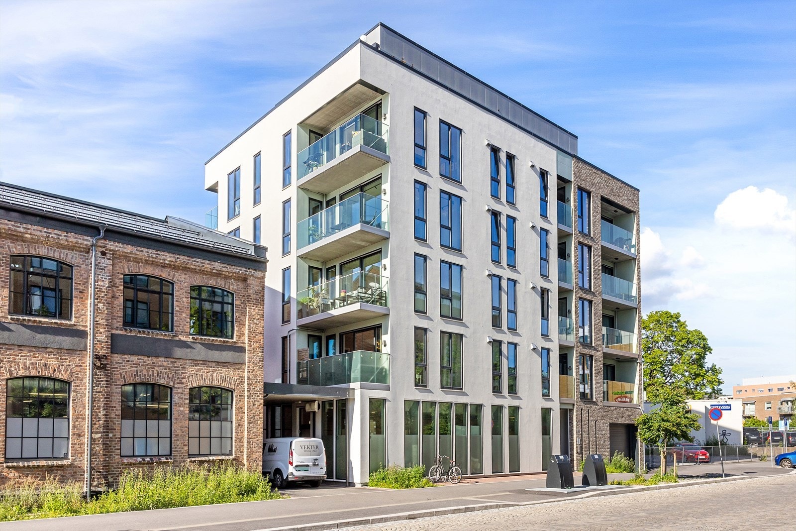 Moderne boligkompleks fra 2021 med nybygggaranti. Med nybygggaranti kan beboerne føle seg trygge på at boligen oppfyller høye kvalitetskrav og er bygget etter de nyeste standardene innen byggteknikk og energieffektivitet. Galleribilde