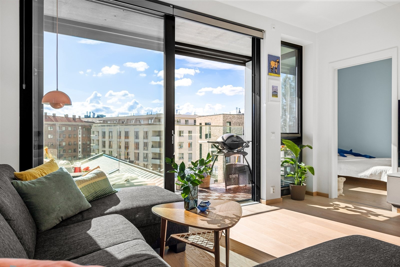 Leiligheten ble oppført i 2021 og har nybyggkvaliteter som vannbåren gulvvarme i entré, bad og stue/kjøkken, samt balansert ventilasjon. Galleribilde