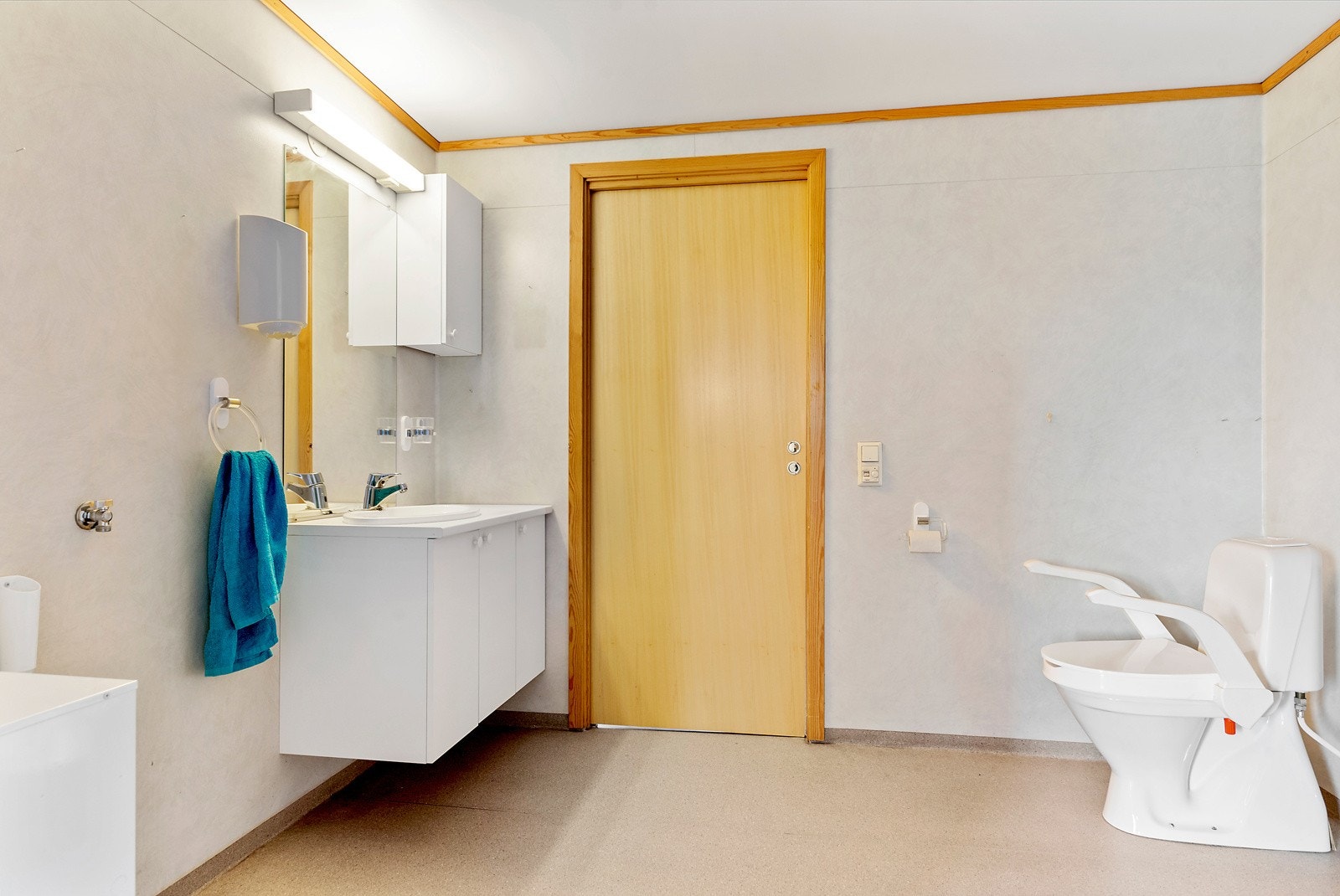 Badet innehar gulvvarme. Belegg på gulv og belegg på vegger. Malt overflate i himling. Galleribilde