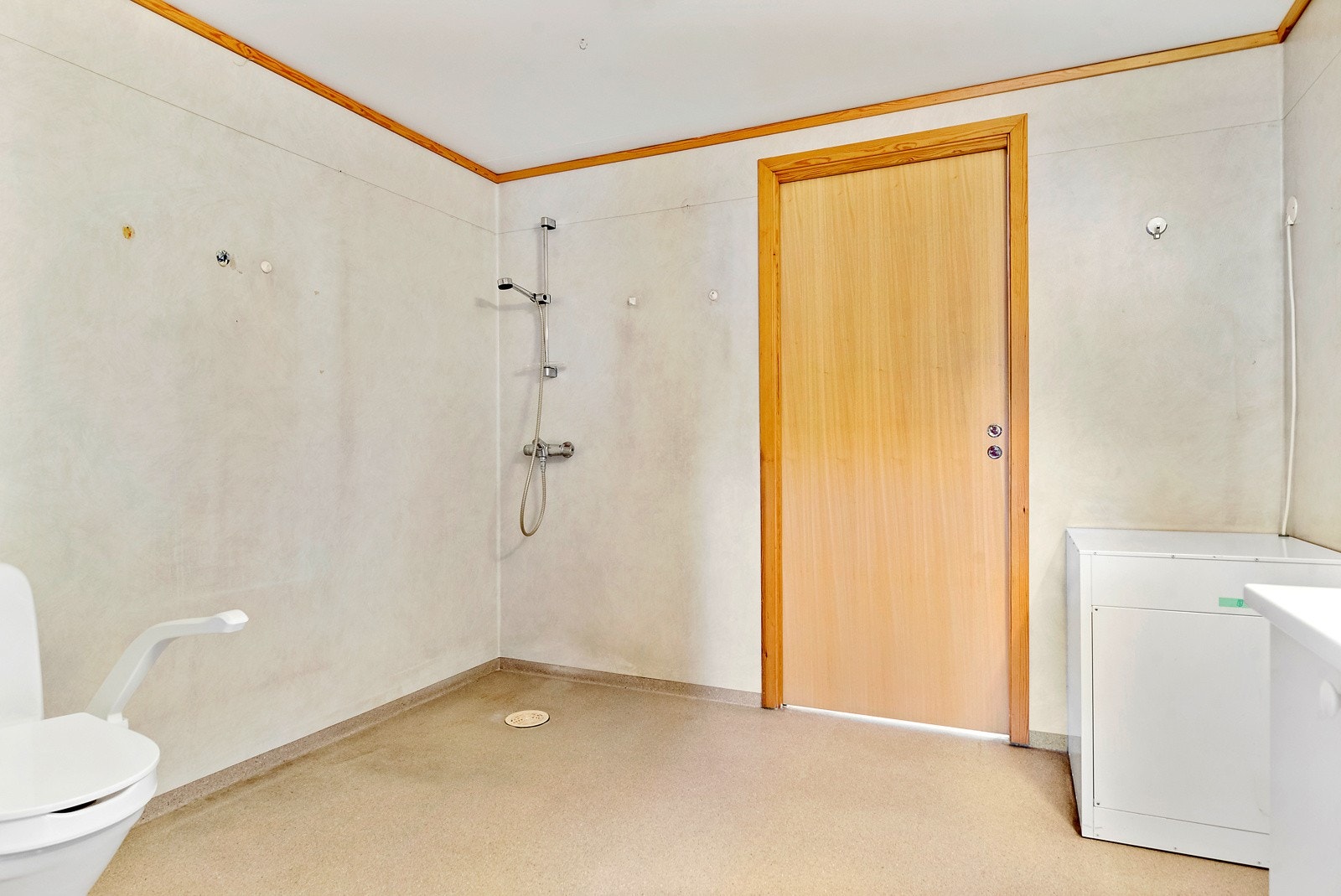 Badet er utstyrt med åpen dusj, wc, bereder, servant og servantskap. Galleribilde