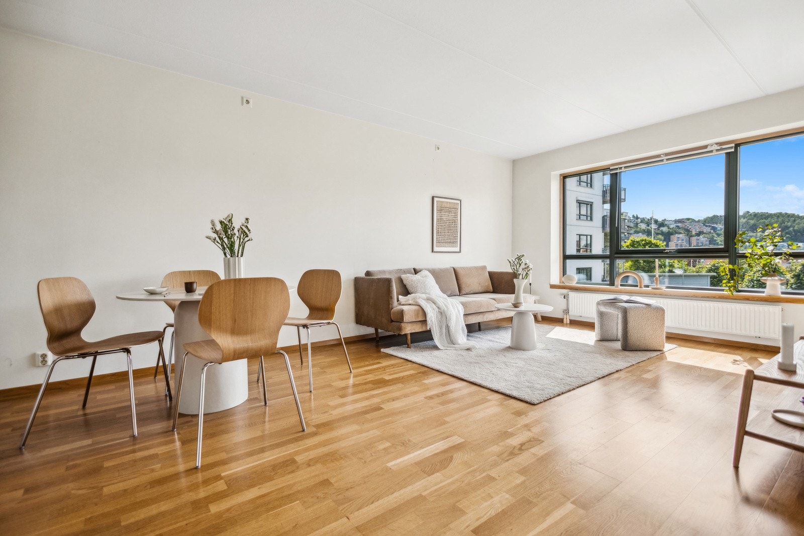 Stuen har god plass til både sofa og spisebord Galleribilde
