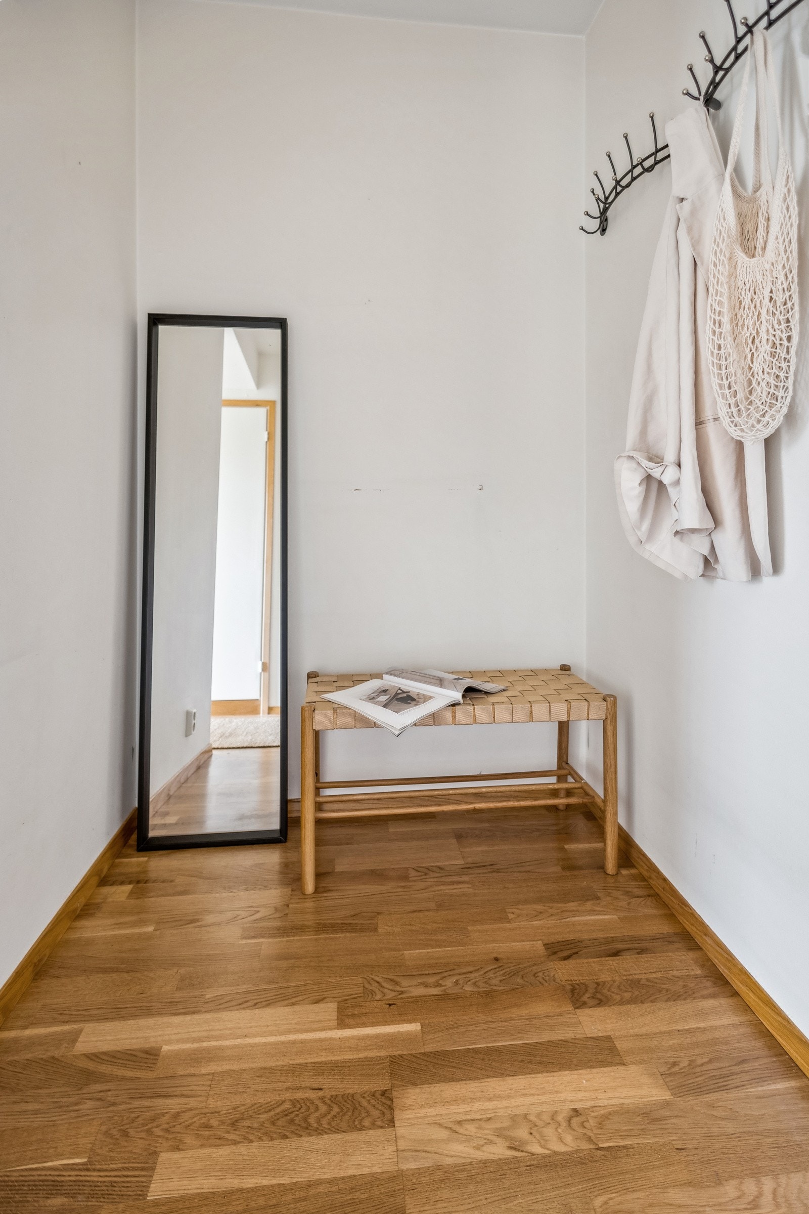 Fra entré med god plass til garderobe Galleribilde