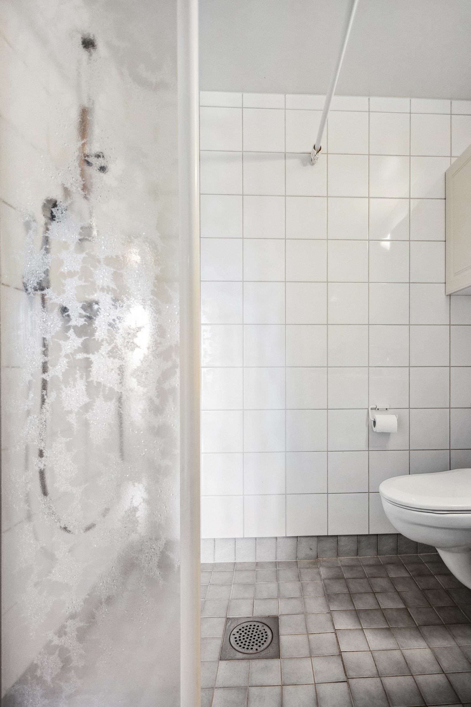 Pent, flislagt bad varmekabler i gulv og opplegg for vaskemaskin Galleribilde