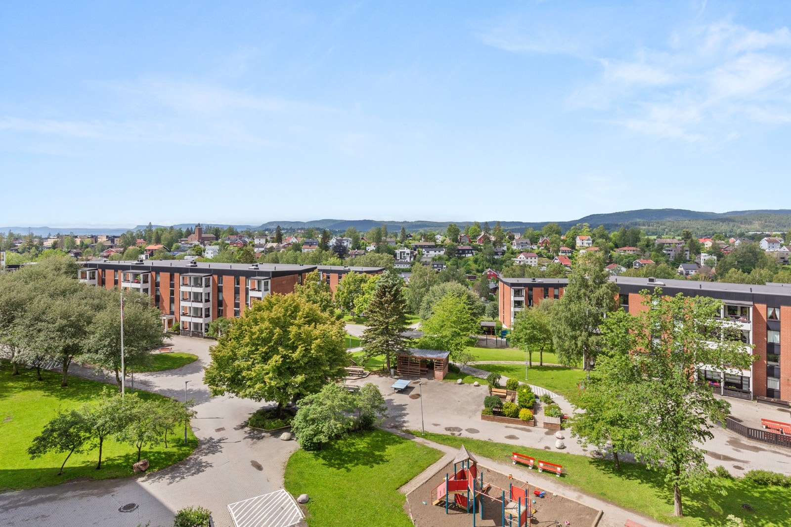 Flott utsyn til borettslaget grønne og barnevennlige fellesområder. Galleribilde