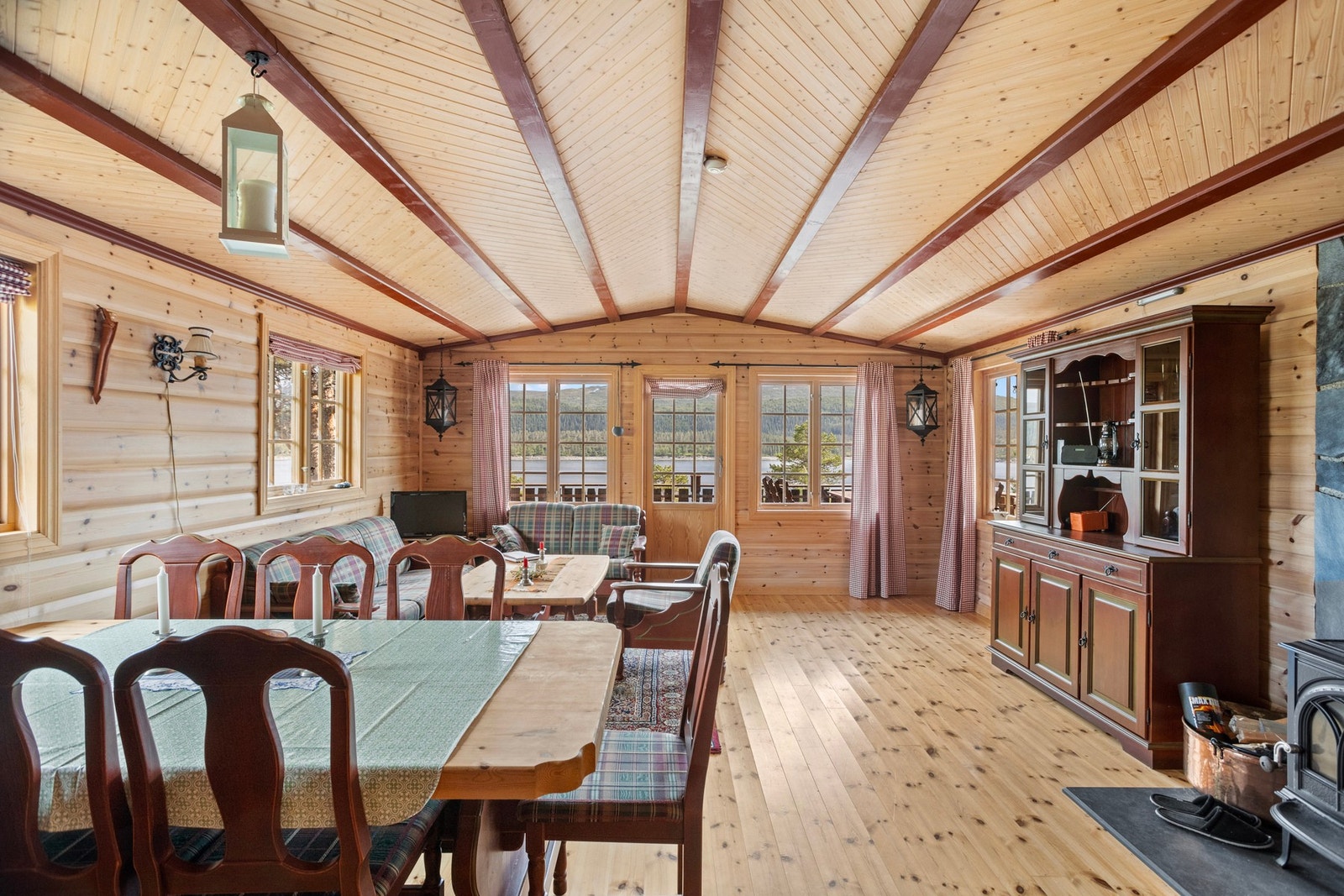 Stue - 27,5 kvm. Trivelig stue med vindusflater som gir godt med lysinnslipp! Galleribilde